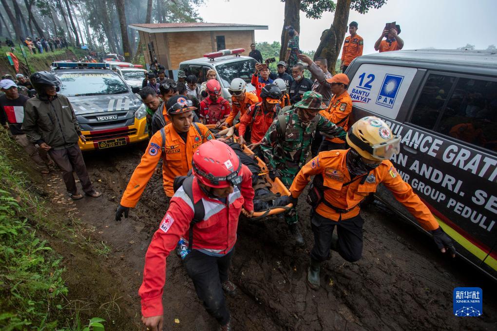 印尼火山噴發已致至少11人死亡