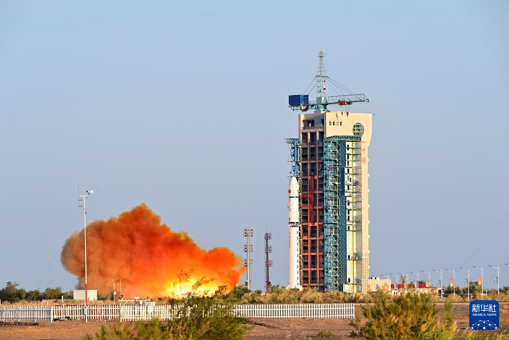 我國成功發射首顆可重復使用返回式技術試驗衛星