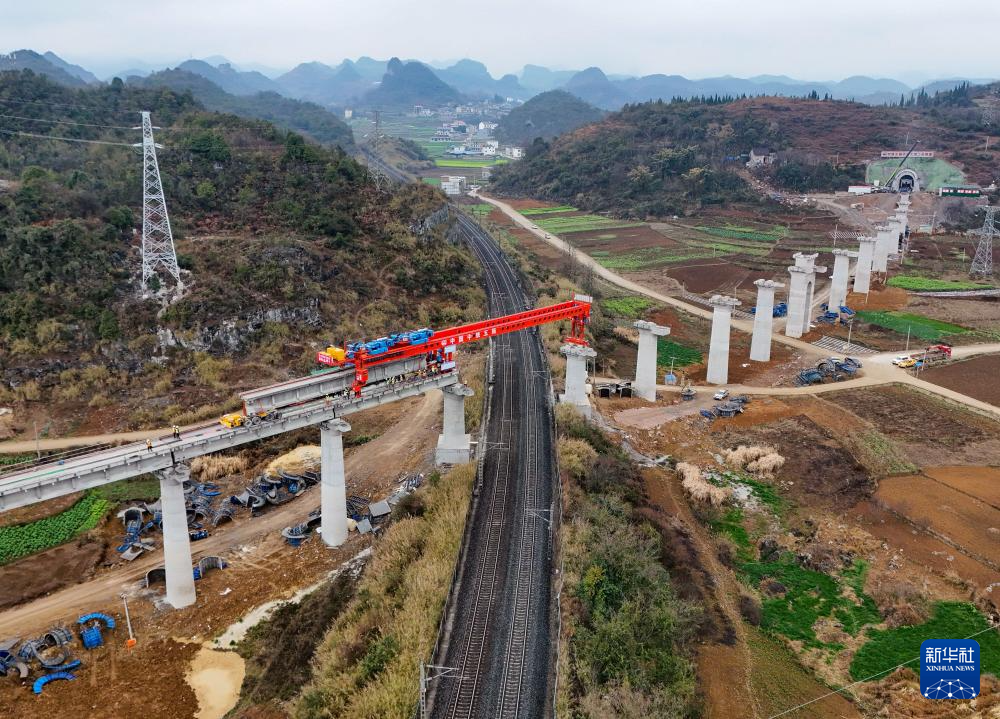 新建滬昆鐵路至安六鐵路聯絡線成功上跨滬昆鐵路